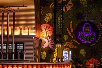 Monka Cervejaria celebra dois anos com programação especial, shows ao vivo, cervejas direto dos tanques e parrilla em Belo Horizonte.