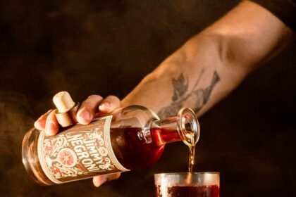 Grupo Läut lança Jimmy Negroni, drink pronto para beber que aposta na alta do Negroni e no crescimento do mercado de RTDs no Brasil.
