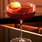 Johnnie Walker apresenta menu de drinks criado a partir da estética e dos hits de Sabrina Carpenter, com combinações feitas com Black Label.