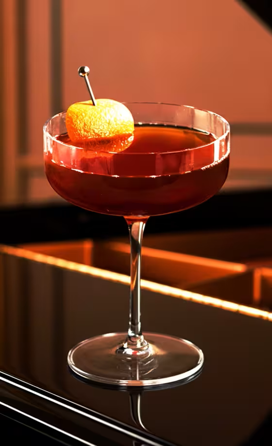 Johnnie Walker apresenta menu de drinks criado a partir da estética e dos hits de Sabrina Carpenter, com combinações feitas com Black Label.