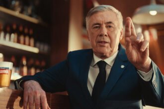 Brahma convoca Carlo Ancelotti para a campanha "Tá liberado acreditar", reforçando a confiança do torcedor brasileiro para a Copa de 2026.