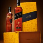 Johnnie Walker lança três kits presenteáveis com personalização, copo Stanley e collab com Chocolat du Jour para celebrações de fim de ano.