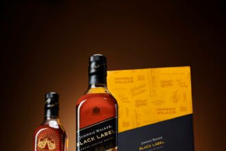 Johnnie Walker lança três kits presenteáveis com personalização, copo Stanley e collab com Chocolat du Jour para celebrações de fim de ano.