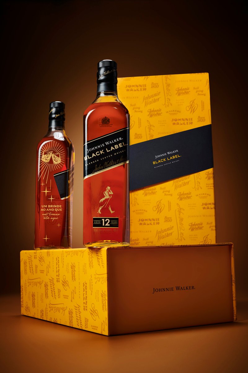 Johnnie Walker lança três kits presenteáveis com personalização, copo Stanley e collab com Chocolat du Jour para celebrações de fim de ano.