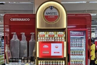 Amstel apresenta móvel temático para PDVs com calculadora interativa que facilita compras para churrasco no varejo.