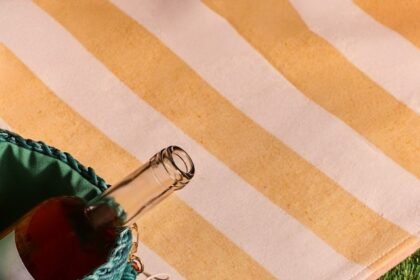 Copo térmico Reserve Wine, da Stanley 1913, esgota semanas após o lançamento e retorna em fevereiro com novas cores exclusivas.