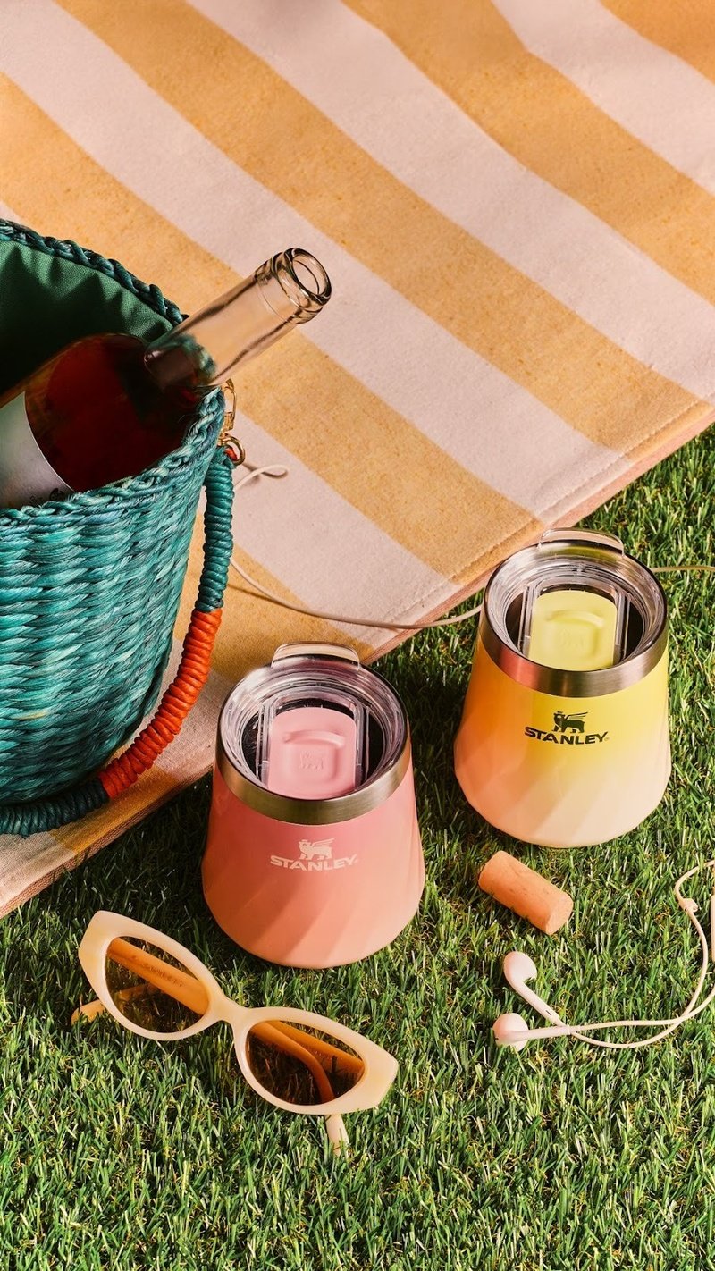 Copo térmico Reserve Wine, da Stanley 1913, esgota semanas após o lançamento e retorna em fevereiro com novas cores exclusivas.