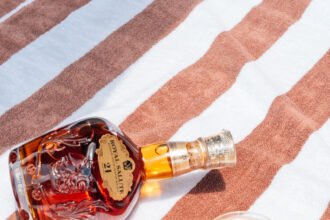 Royal Salute 21 Anos The Blended Grain propõe novos rituais de consumo ao levar o whisky de luxo para a coquetelaria e para o verão brasileiro.