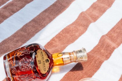 Royal Salute 21 Anos The Blended Grain propõe novos rituais de consumo ao levar o whisky de luxo para a coquetelaria e para o verão brasileiro.