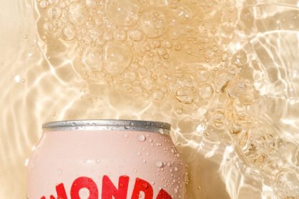 Primeiro refrigerante prebiótico do Brasil, a Wondr inspira drinks sem álcool leves, refrescantes e ideais para o verão.