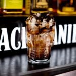 Cão Véio Vila Mariana aposta em milkshakes autorais com álcool e combinações criativas para refrescar o verão em São Paulo.