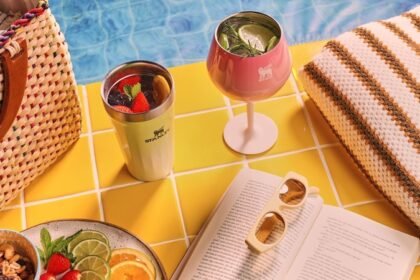 Stanley 1913 apresenta nova versão do copo térmico com tampa, com design renovado, até 17h de gelo e campanha de verão “O que é bom dura muito”.