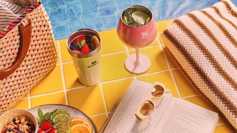 Stanley 1913 apresenta nova versão do copo térmico com tampa, com design renovado, até 17h de gelo e campanha de verão “O que é bom dura muito”.