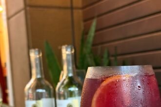 Inspirados no ritual francês do apéro, os vinhos Perrito se transformam em drinques refrescantes de verão, com receitas criadas pela chef Bia Delmaestro.