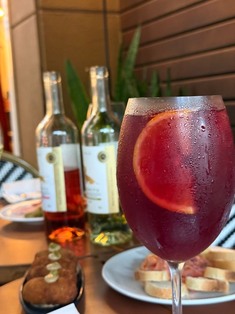 Inspirados no ritual francês do apéro, os vinhos Perrito se transformam em drinques refrescantes de verão, com receitas criadas pela chef Bia Delmaestro.