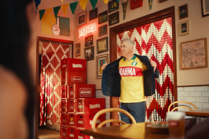 Brahma promove tour carnavalesco por Salvador, São Paulo e Rio para apresentar a cultura brasileira a Carlo Ancelotti e conectá-lo à alma da Seleção.