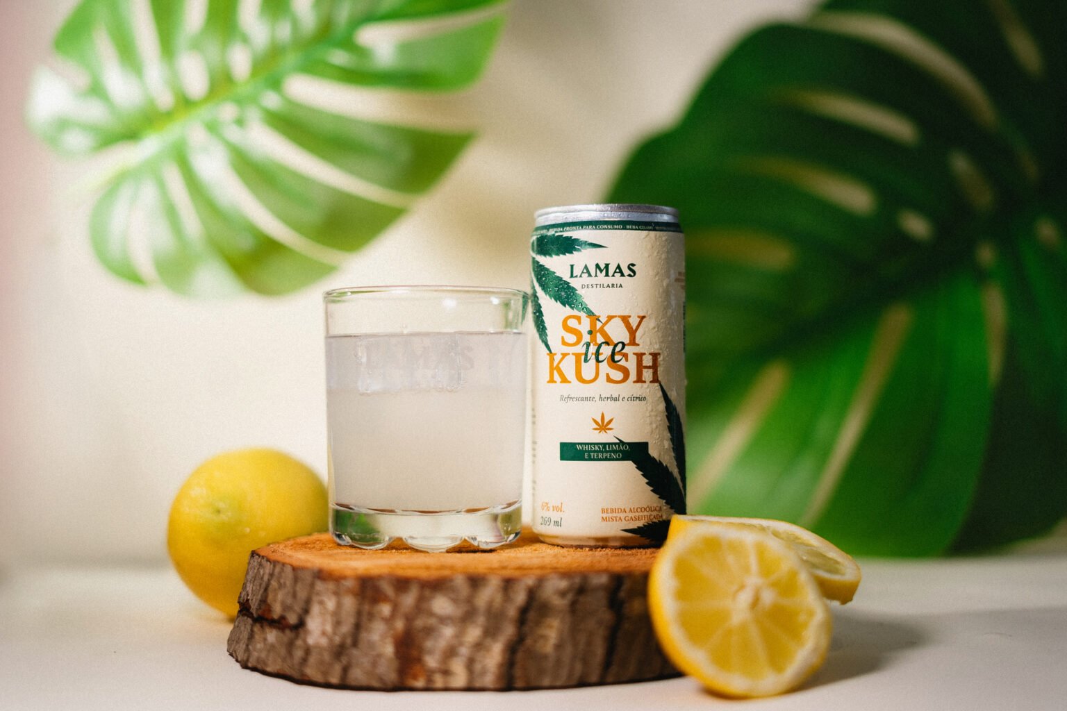 Lamas Destilaria lança Sky Kush Ice, drink em lata com whisky, limão e terpenos canábicos, sem efeitos psicoativos.
