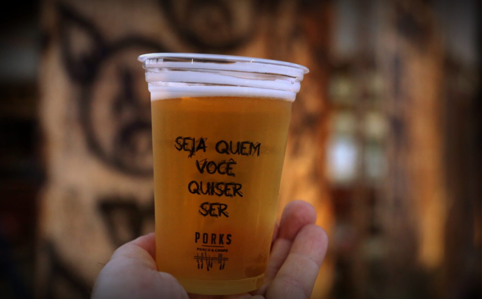 Parceria entre Porks e Quermesse transforma a Praça Tiradentes em ponto de apoio gastronômico e de descanso no Carnaval de Belo Horizonte.