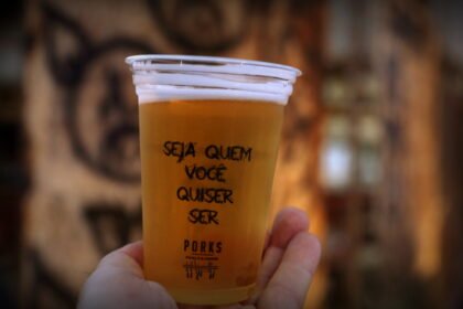 Parceria entre Porks e Quermesse transforma a Praça Tiradentes em ponto de apoio gastronômico e de descanso no Carnaval de Belo Horizonte.