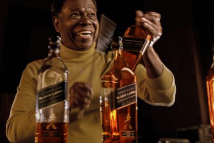 Johnnie Walker lança campanha que reverencia Paulinho da Costa, percussionista brasileiro que marcou a música mundial e ganhará estrela na Calçada da Fama.