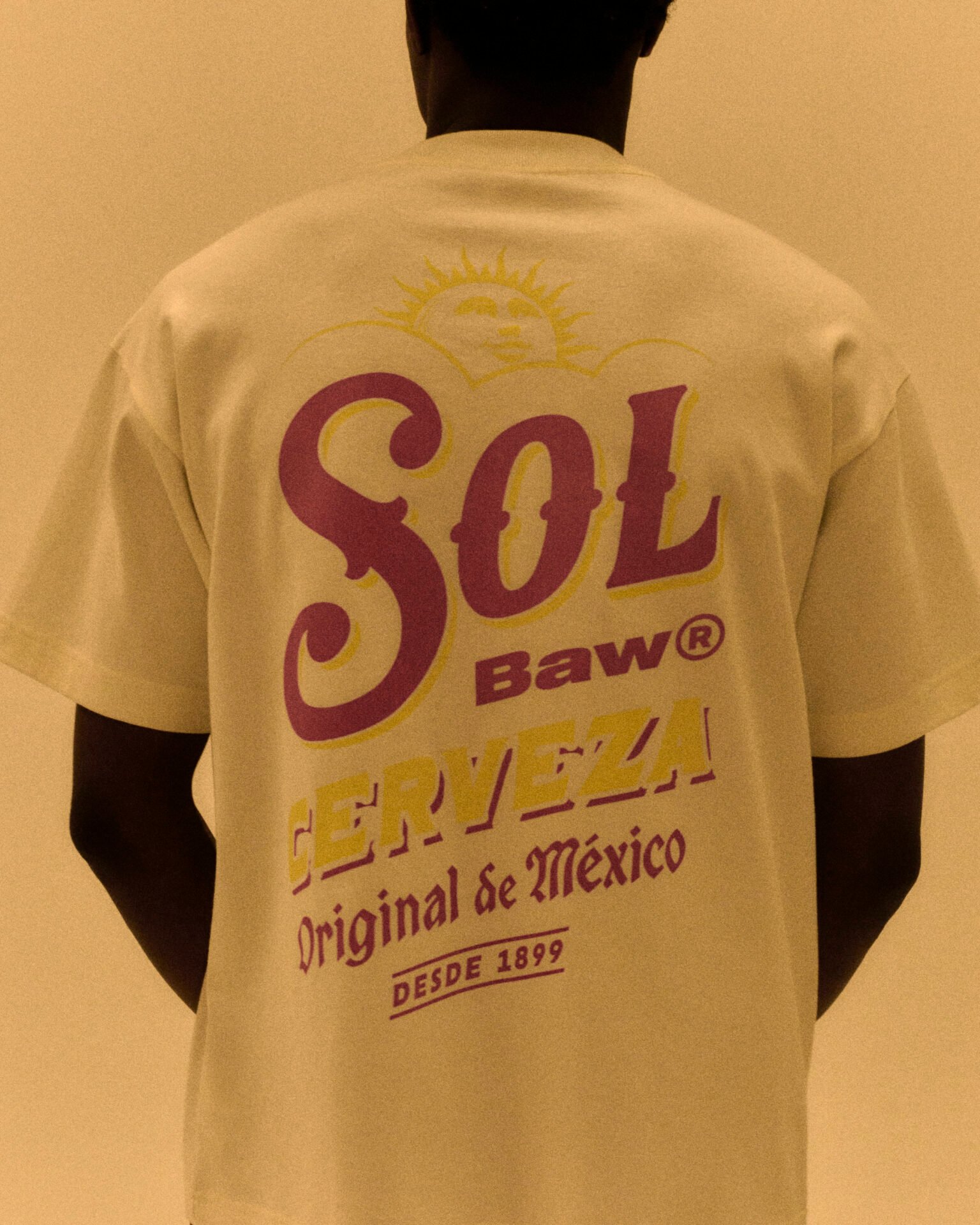 Cerveja Sol e BAW Clothing lançam collab inédita de streetwear com peças que mudam de cor ao sol. Coleção chega às lojas em fevereiro.