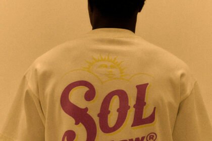 Cerveja Sol e BAW Clothing lançam collab inédita de streetwear com peças que mudam de cor ao sol. Coleção chega às lojas em fevereiro.